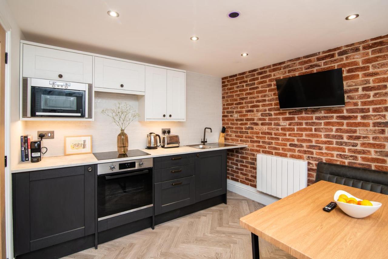 Modern Finish To A Historic Brewers House, Derby Villa Exteriör bild