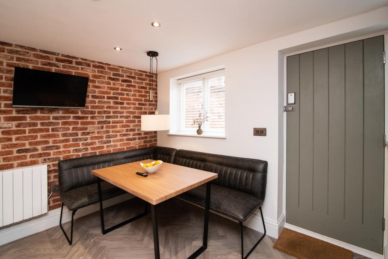 Modern Finish To A Historic Brewers House, Derby Villa Exteriör bild