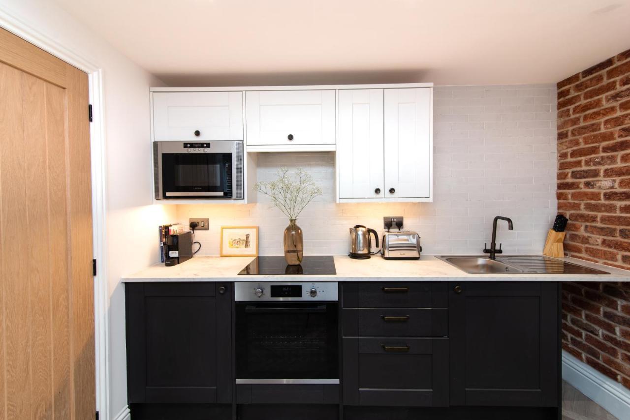 Modern Finish To A Historic Brewers House, Derby Villa Exteriör bild